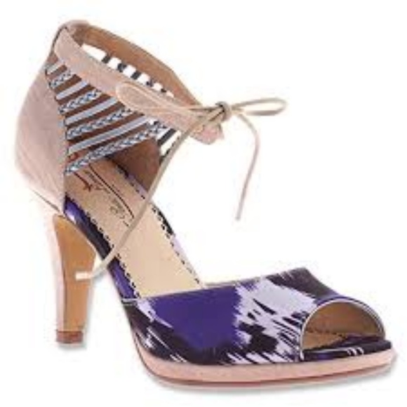 Poetic License Peep-Toe Pumps - Picture 5 of 8